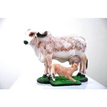 Miniatura em resina de vaca gir com cria ao pé.