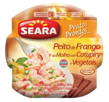 Peito de frango ao molho de catupiry com vegetais