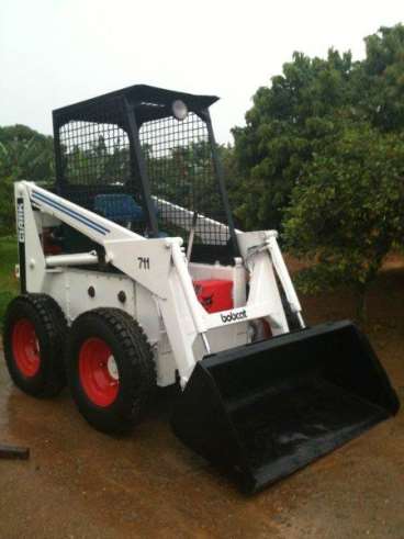 Mini carregadeira bob cat 711