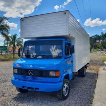 Caminhao mb 710 ano 2005 bau direcao