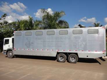 Caminhao para transporte de cavalos.