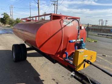 Carreta tanque (novo) com bomba para 4.200 l