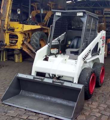 Mini-carregadeira bobcat 753