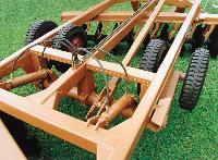 Grade aradora pesada com pneus controle remoto