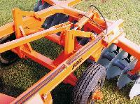 Grade aradora intermediária com pneus controle rem