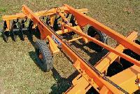 Grade aradora intermediária com pneus controle rem