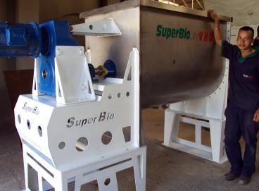 Adubos usando ribbon blender.