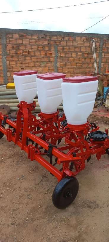 Plantadeira jumil 3 linhas 5,000,00 avista
