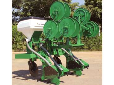 Sulcador com aplicador de tubo gotejador agrícola