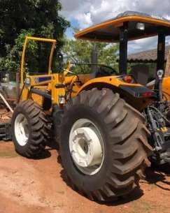 Trator valtra a 134 plataformado com lamina