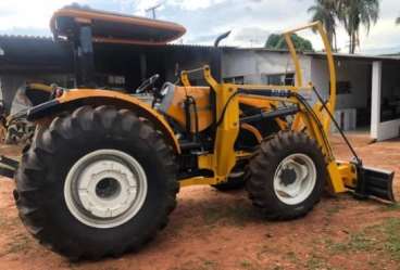 Trator valtra a 134 plataformado com lamina