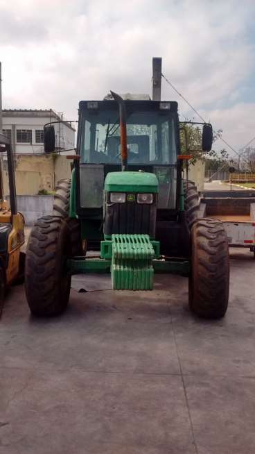 Trator john deere verde