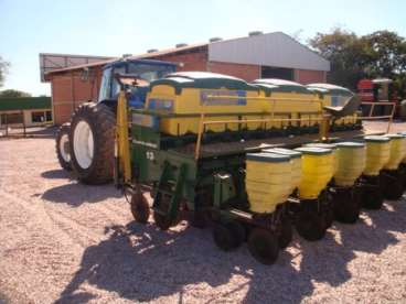 Trator tm 165 e plantadeira tatu 2004